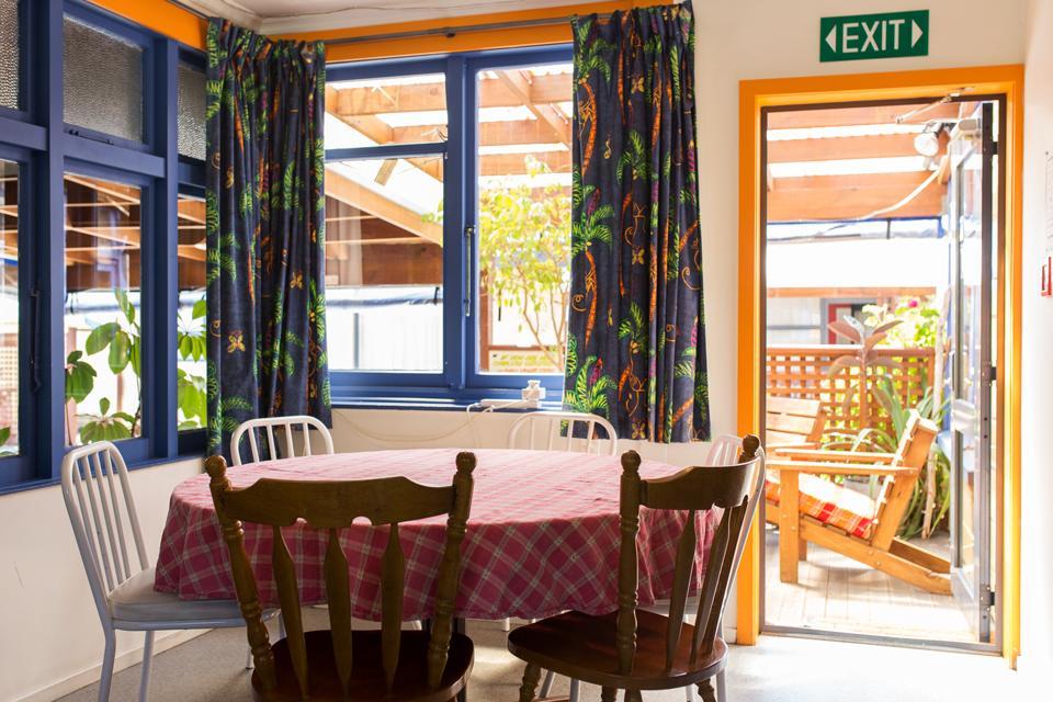 Sequoia Lodge Backpackers Picton Esterno foto