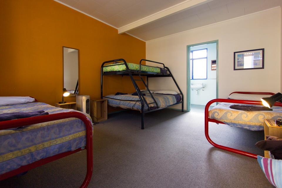 Sequoia Lodge Backpackers Picton Esterno foto